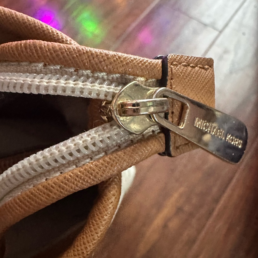 Michael Kors Jet Set Tote - Picture 8 of 11